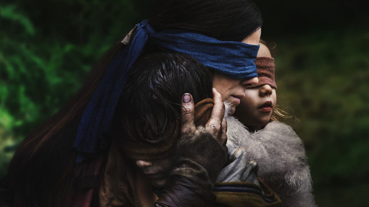 Sandra Bullock como Malorie sosteniendo a sus hijos en el póster de Birdbox (2018)