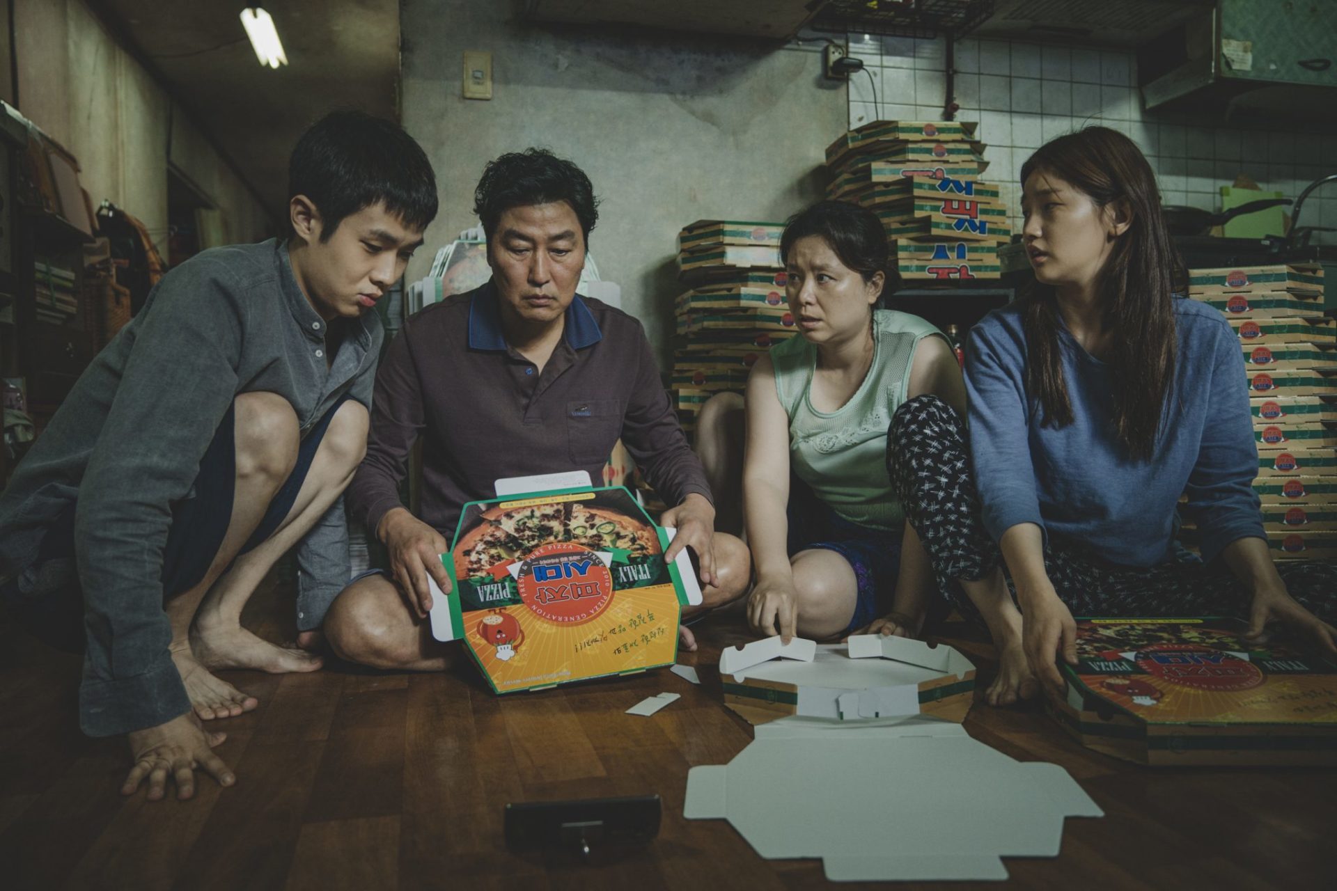 The Kim Family (Woo-sik Choi, Kang-ho Song, Hye-jin Jang, So-dam Park) en Parasite. Cortesía de NEON CJ Entertainment