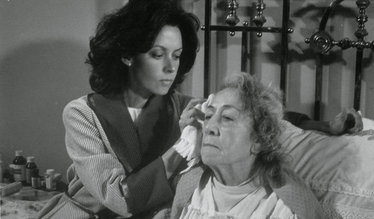 Berenice cuidando de su madrina en La pasión según Berenice (1975)