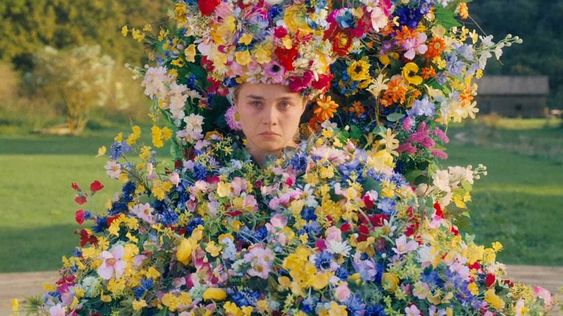 Escena final de Midsommar con Florence Pugh siendo la Reina de La Cosecha.