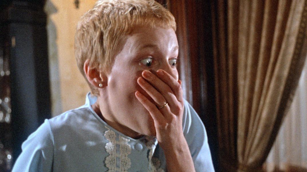 Mia Farrow siendo sorprendida en Rosemary's Baby