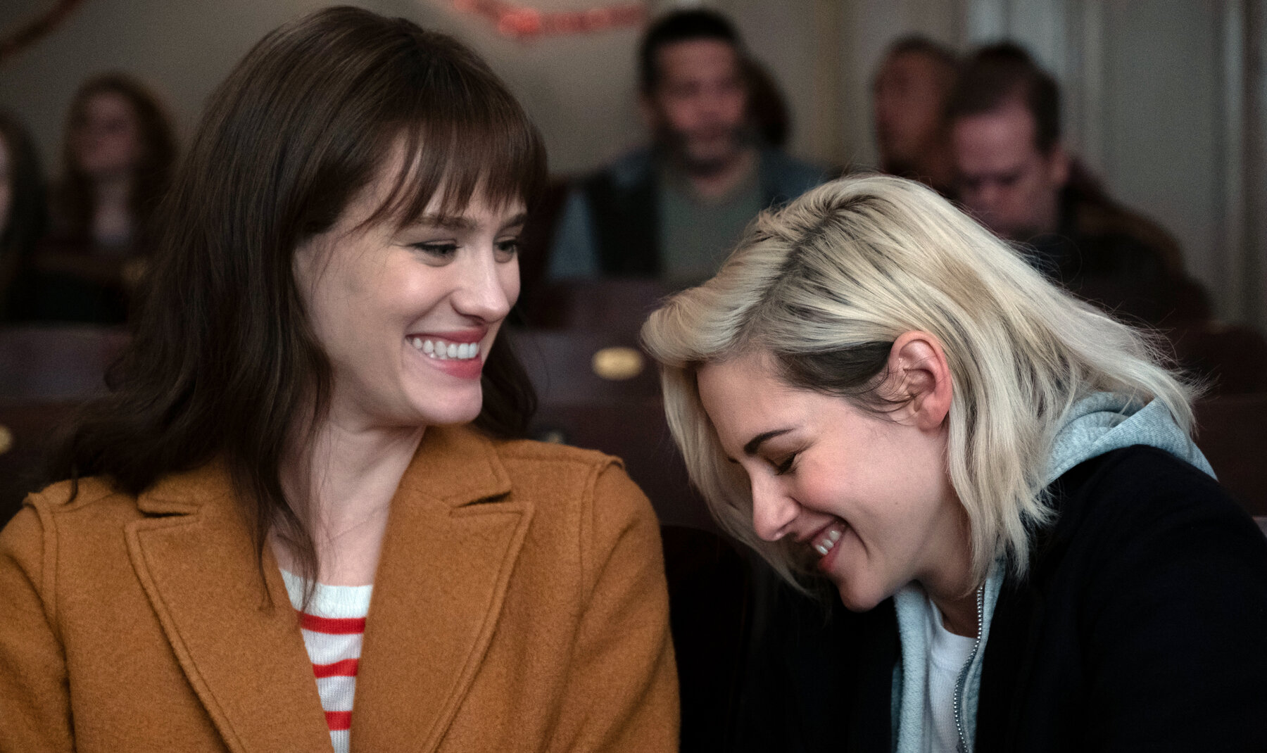 Mackenzie Davis y Kristen Stewart como sus personajes de Happiest Season pasando un buen momento.