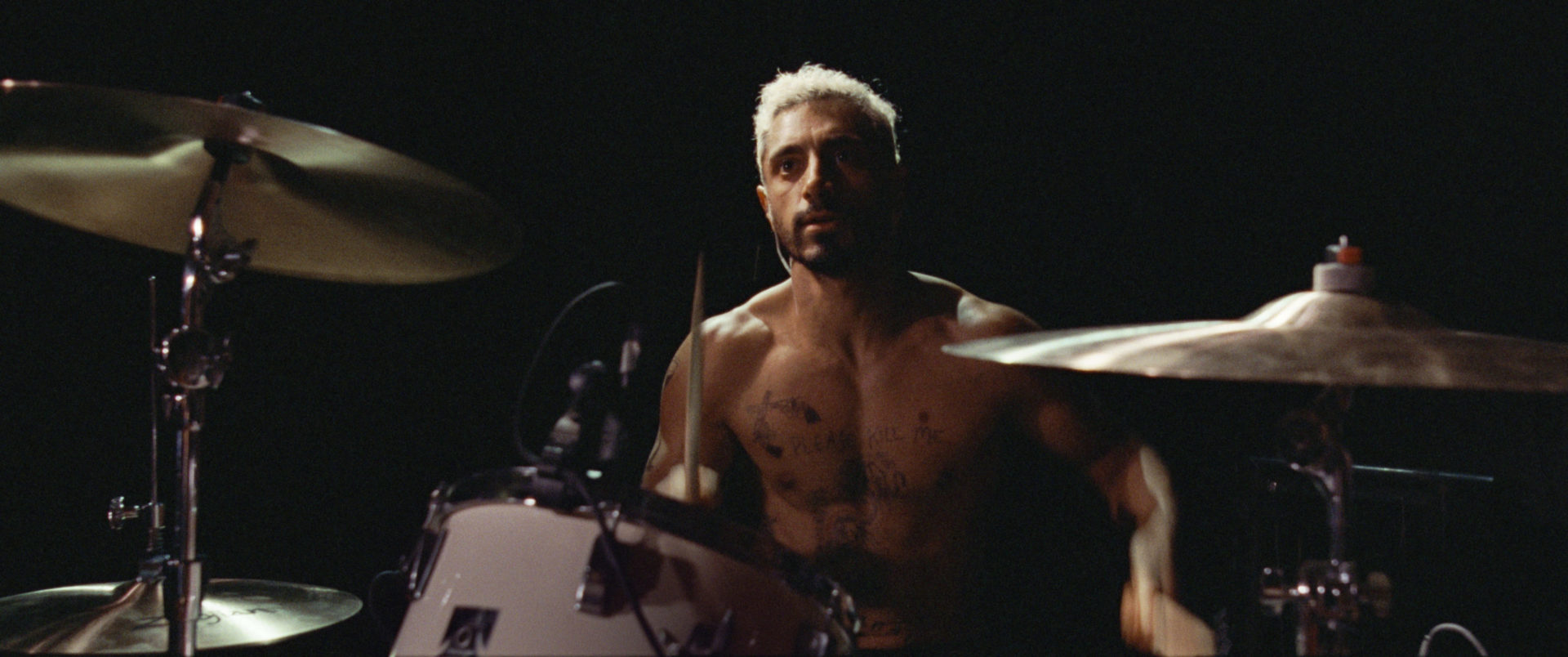 Riz Ahmed como Ruben detrás de la batería en Sound Of Metal (2020)